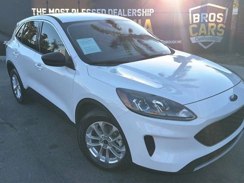 Used 2022 Ford Escape SE w/ Cold Weather Package FWD image 2