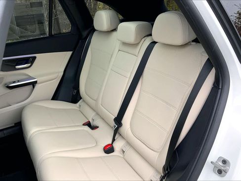 Used 2025 Mercedes-Benz GLC 300 4MATIC image 21