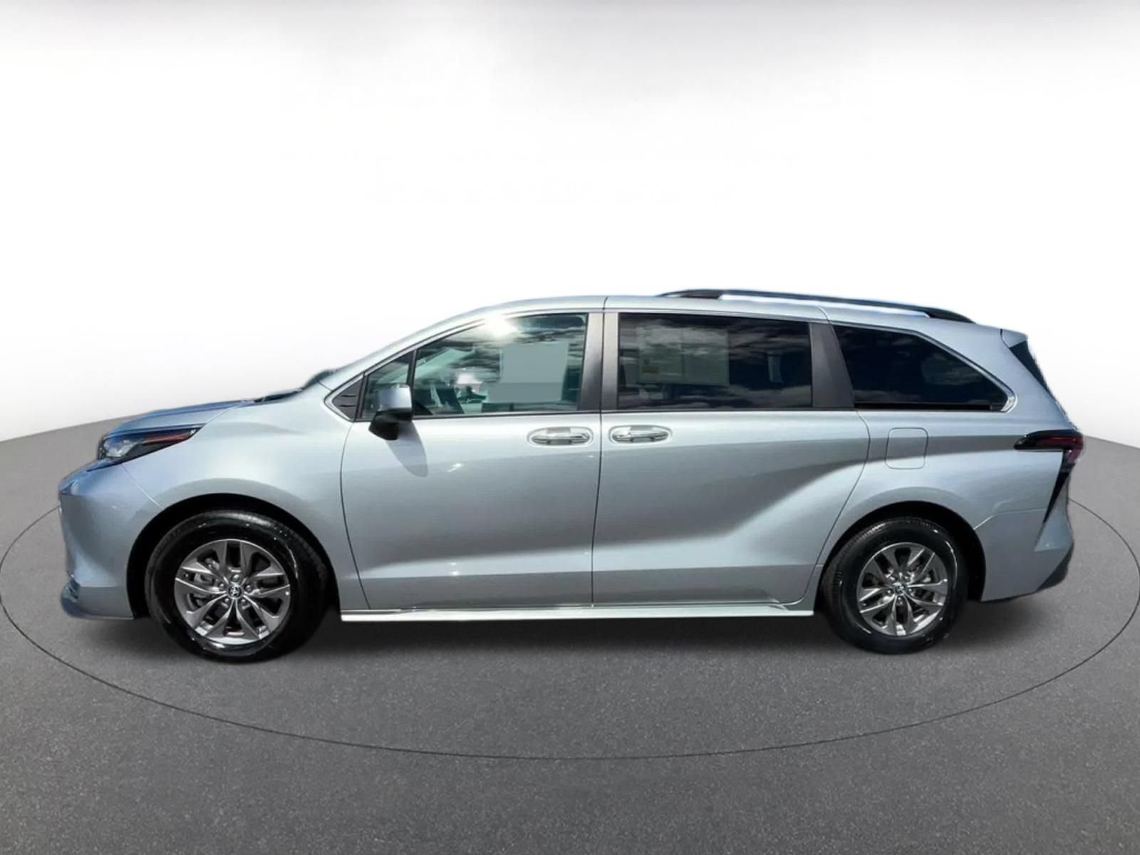 Used 2023 Toyota Sienna XLE FWD image 8