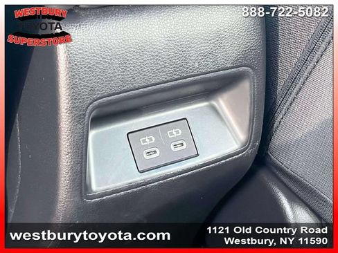 Used 2025 Toyota Corolla SE w/ Convenience Package FWD image 18