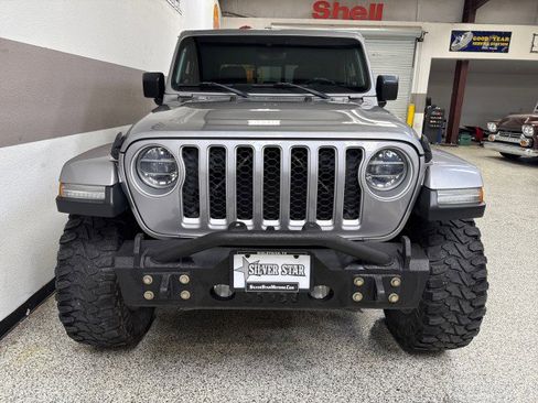 Used 2020 Jeep Gladiator Overland image 2
