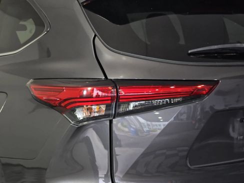 Used 2022 Toyota Highlander LE AWD/4WD image 30