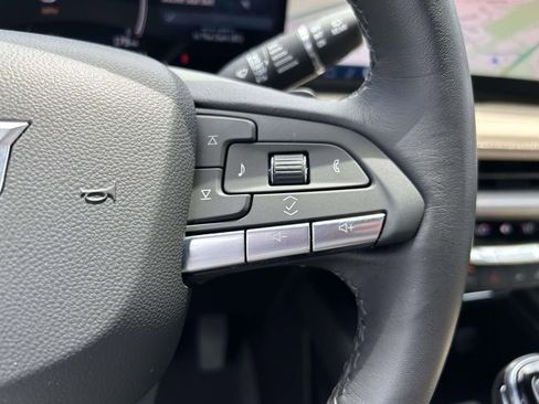 Used 2024 Cadillac XT4 Luxury w/ Cold Weather Package FWD image 22