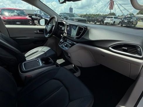 Used 2024 Chrysler Pacifica Touring-L FWD image 36