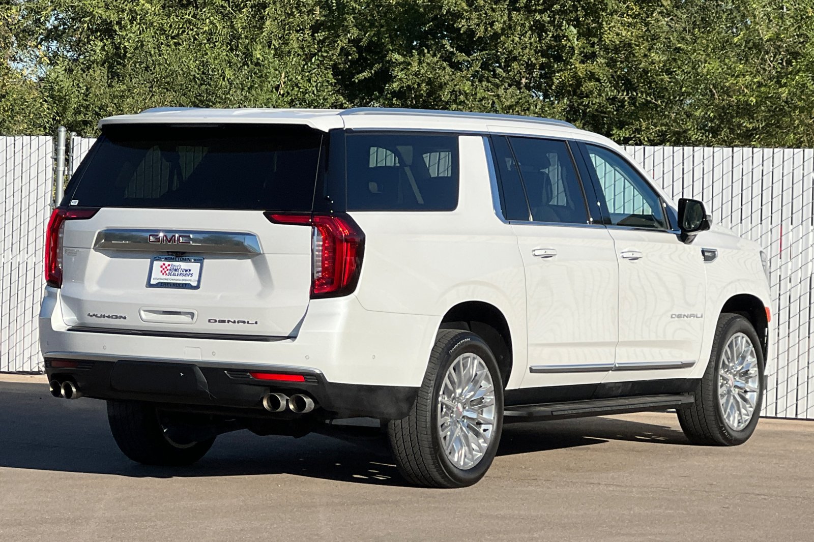 Used 2024 GMC Yukon XL Denali w/ Advanced Technology Package AWD/4WD image 4