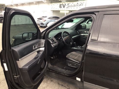 Used 2017 Ford Explorer XLT w/ Equipment Group 202A image 5