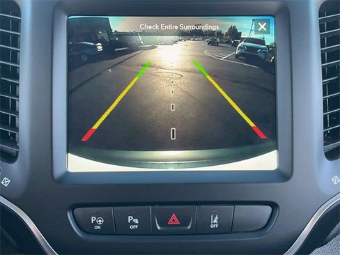 Used 2023 Jeep Cherokee Altitude Lux image 22