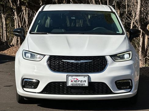 Used 2024 Chrysler Pacifica Select image 9