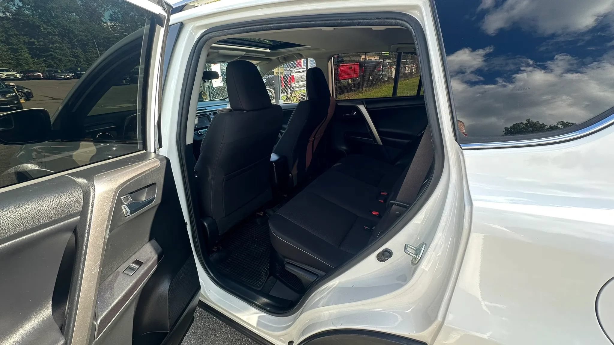 Used 2016 Toyota RAV4 XLE AWD/4WD image 27