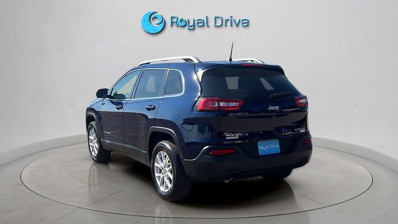 Used 2016 Jeep Cherokee Latitude w/ Cold Weather Group AWD/4WD image 3