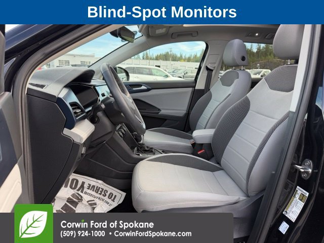 Used 2024 Volkswagen Taos SE w/ Panoramic Sunroof Package FWD image 2