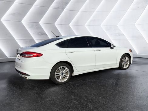 Used 2018 Ford Fusion SE w/ Fusion SE Technology Package image 4