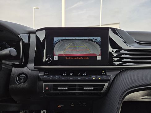 Used 2025 Toyota Camry SE image 32