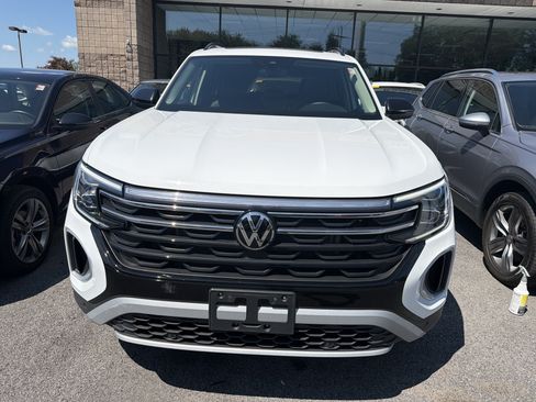 Used 2024 Volkswagen Atlas Peak Edition SE AWD/4WD image 3