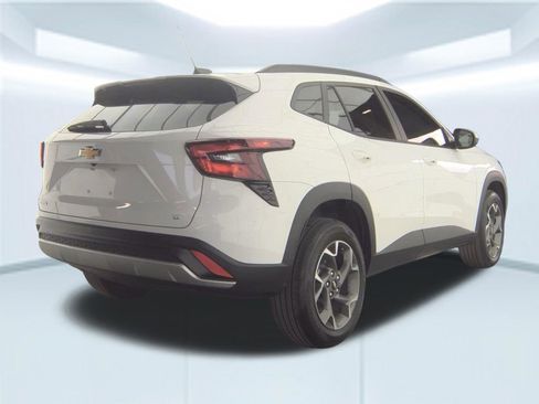 Used 2025 Chevrolet Trax LT w/ Driver Confidence Package image 2