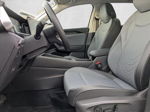 New 2025 Volkswagen Tiguan SE image 4