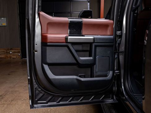 Used 2022 Ford F450 Platinum w/ FX4 Off-Road Package image 38