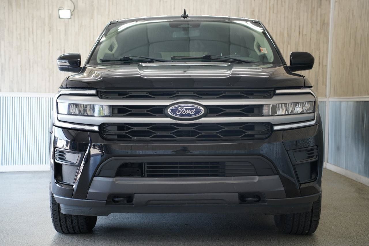 Used 2023 Ford Expedition XLT AWD/4WD image 3