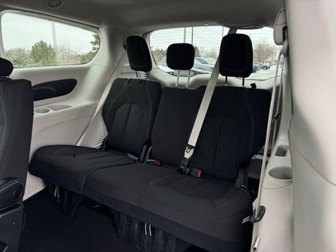 Used 2023 Chrysler Voyager LX image 12