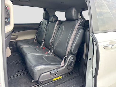 Used 2025 Kia Carnival FWD image 28