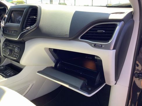 Used 2021 Jeep Cherokee Latitude Lux w/ Trailer Tow Group image 38