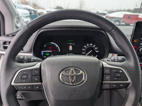 Used 2023 Toyota Sienna XLE image 16