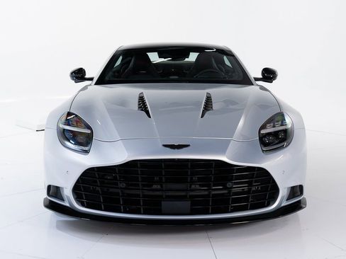 Used 2025 Aston Martin Vanquish RWD image 9