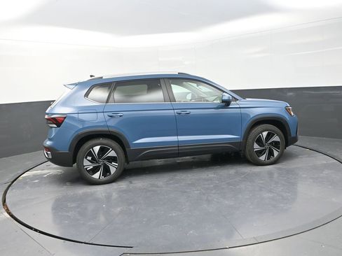 New 2026 Volkswagen Taos SE image 9