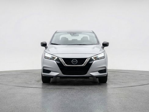 Used 2025 Nissan Versa SV image 2