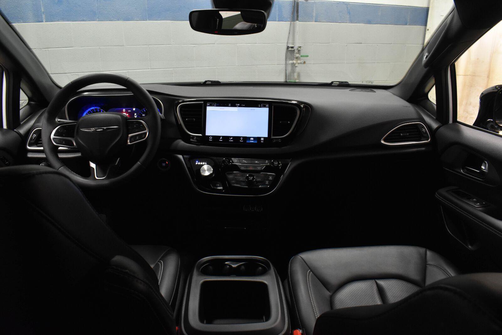 Used 2025 Chrysler Pacifica Select FWD image 6