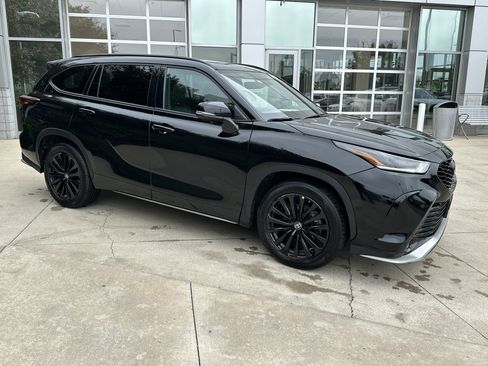 Used 2025 Toyota Highlander XSE AWD/4WD image 2