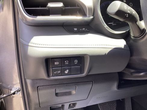 Used 2024 Toyota Highlander Platinum FWD image 12