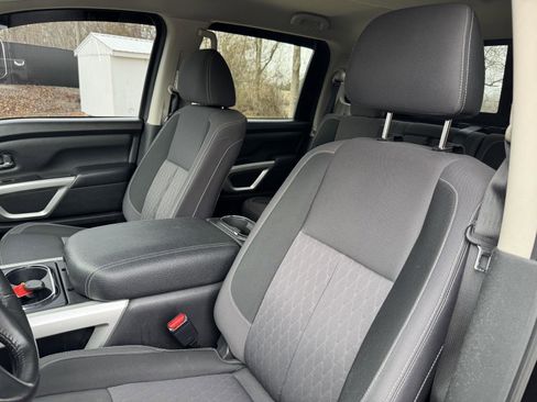 Used 2022 Nissan Titan SV w/ SV Convenience Package image 17