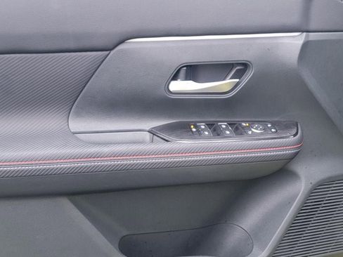 Certified 2025 Nissan Kicks SR image 8