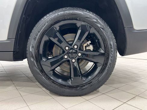 Used 2023 Jeep Grand Cherokee L Limited w/ Black Appearance Package AWD/4WD image 24