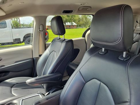 Used 2023 Chrysler Pacifica Touring-L FWD image 25