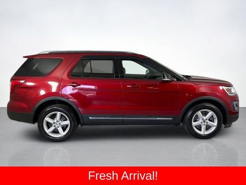 Used 2016 Ford Explorer XLT w/ Equipment Group 202A AWD/4WD image 2