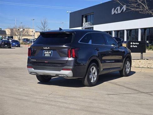 New 2025 Kia Sorento LX image 4