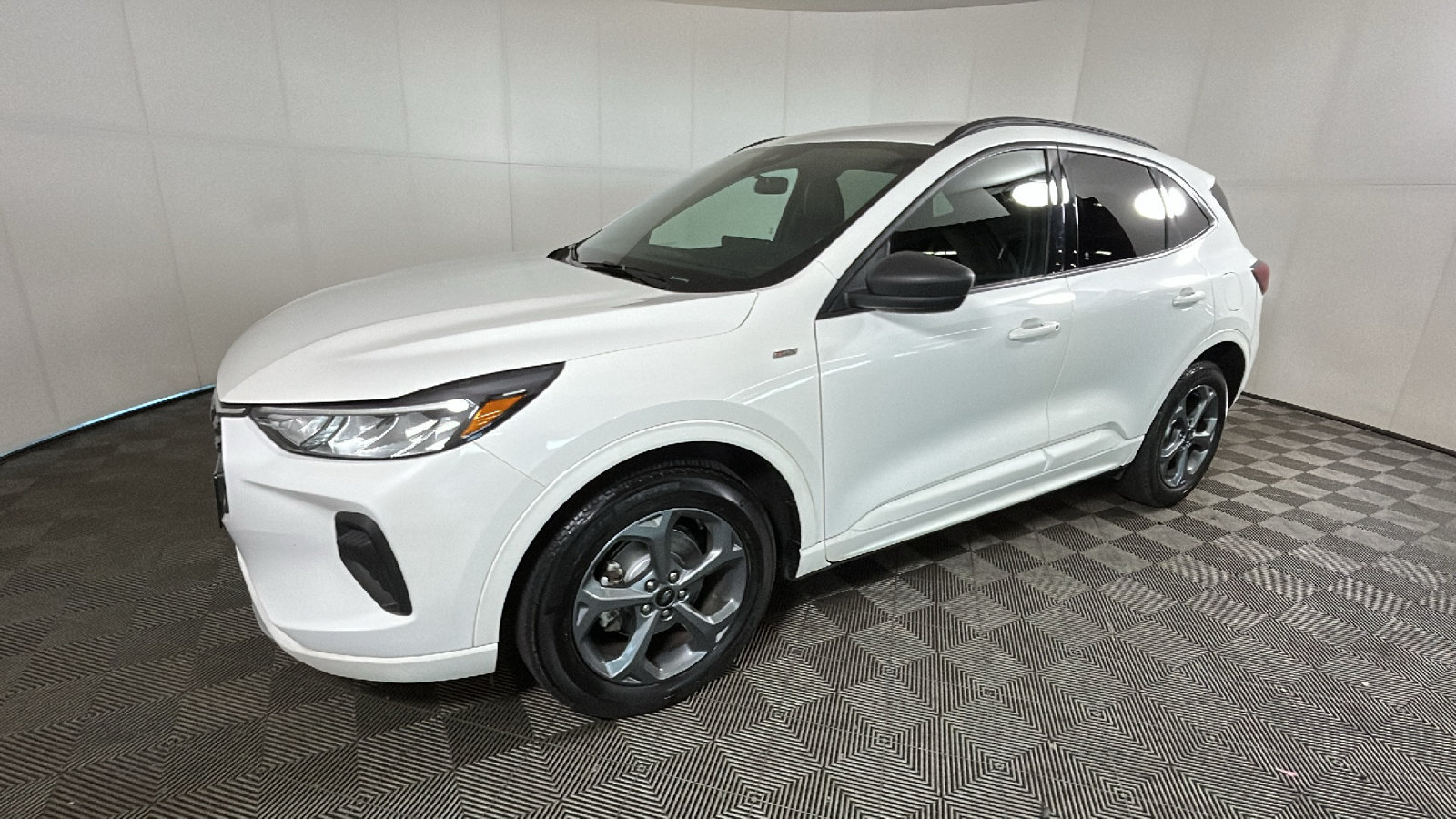 Used 2023 Ford Escape ST-Line w/ Tech Pack #1 AWD/4WD image 7