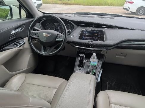 Used 2021 Cadillac XT4 Premium Luxury FWD image 4