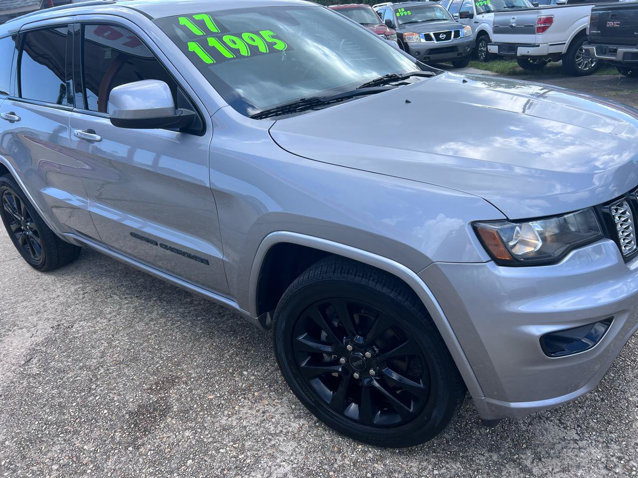 Used 2017 Jeep Grand Cherokee Altitude RWD image 3