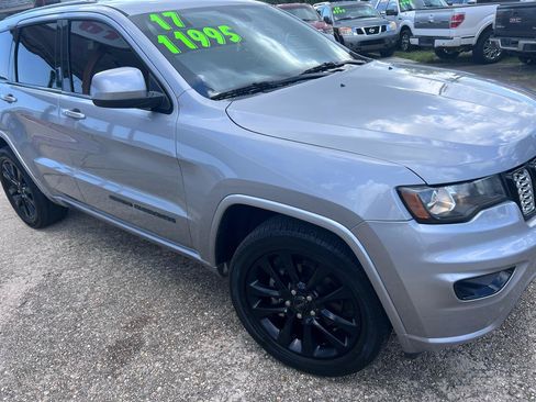 Used 2017 Jeep Grand Cherokee Altitude RWD image 3
