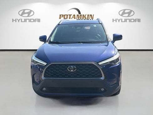 Used 2023 Toyota Corolla Cross XLE w/ Convenience Package FWD image 2