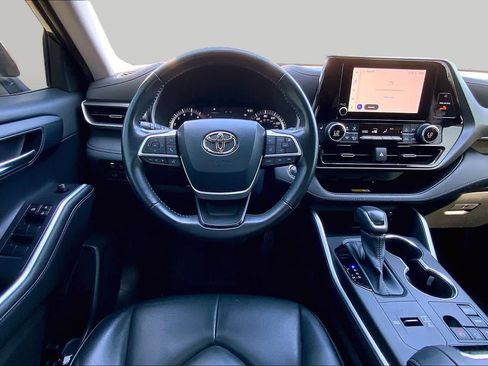 Used 2023 Toyota Highlander XLE FWD image 5