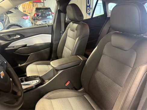 Used 2025 Chevrolet Trax LT FWD image 13