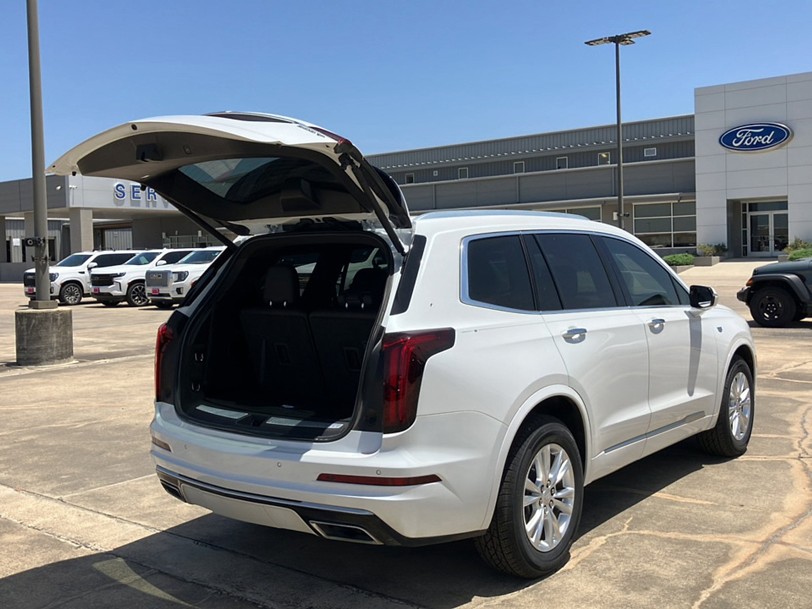 Used 2023 Cadillac XT6 Luxury w/ LPO, Floor Liner Package FWD image 16