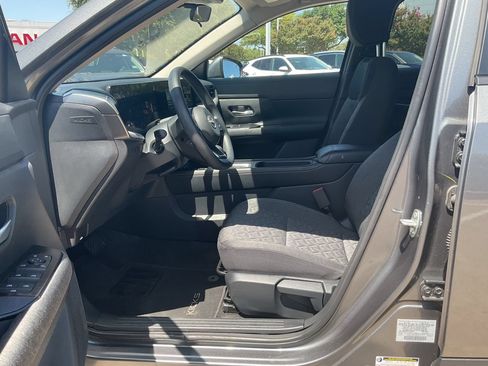 Used 2025 Nissan Kicks SV AWD/4WD image 8