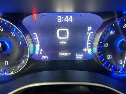 Used 2021 Chrysler Pacifica Touring w/ Uconnect Theater Family Group FWD image 13