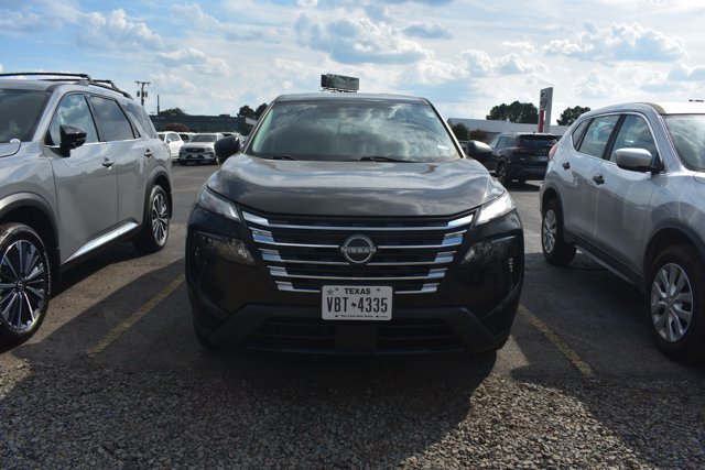 Used 2024 Nissan Rogue S FWD image 2