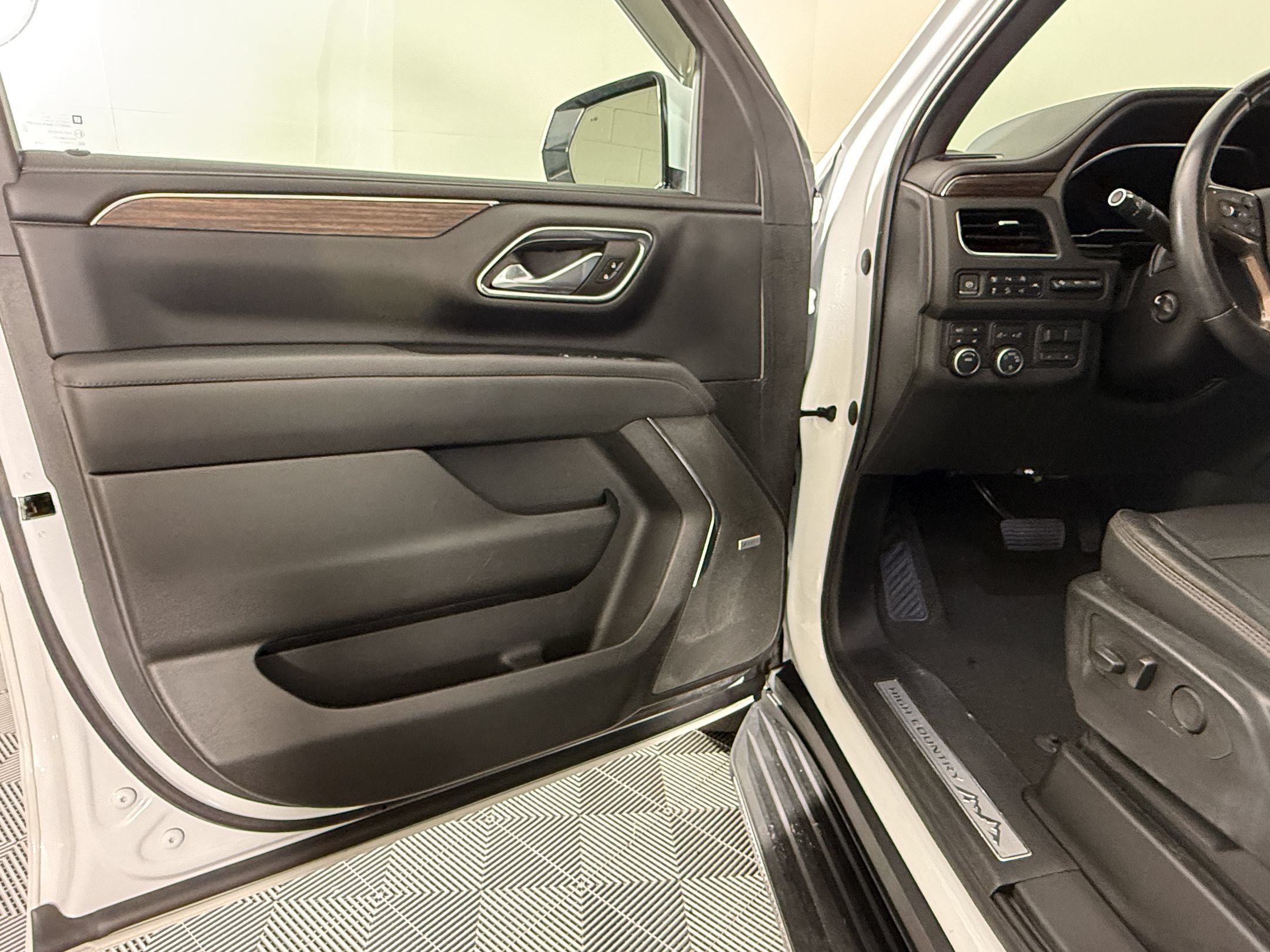 Used 2023 Chevrolet Tahoe High Country w/ Advanced Technology Package AWD/4WD image 5